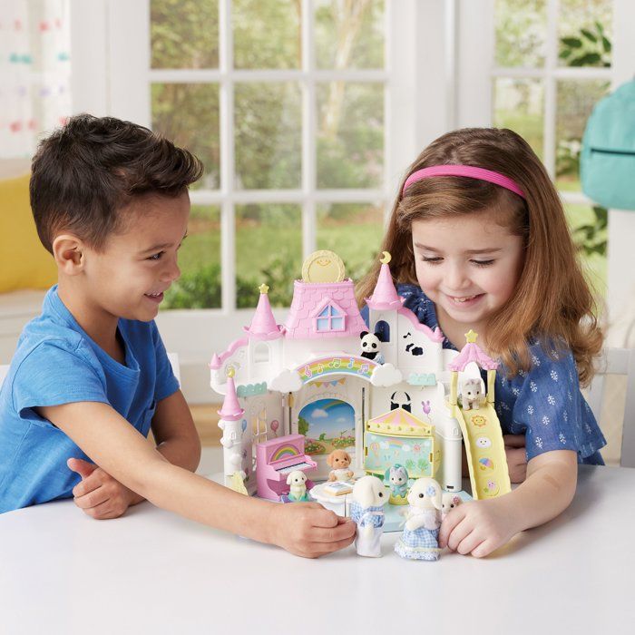 Sylvanian Families – Le Théâtre De La Crèche – 3 Bébés Articulés – Prince, Princesse, Fée – Dès 3 Ans
