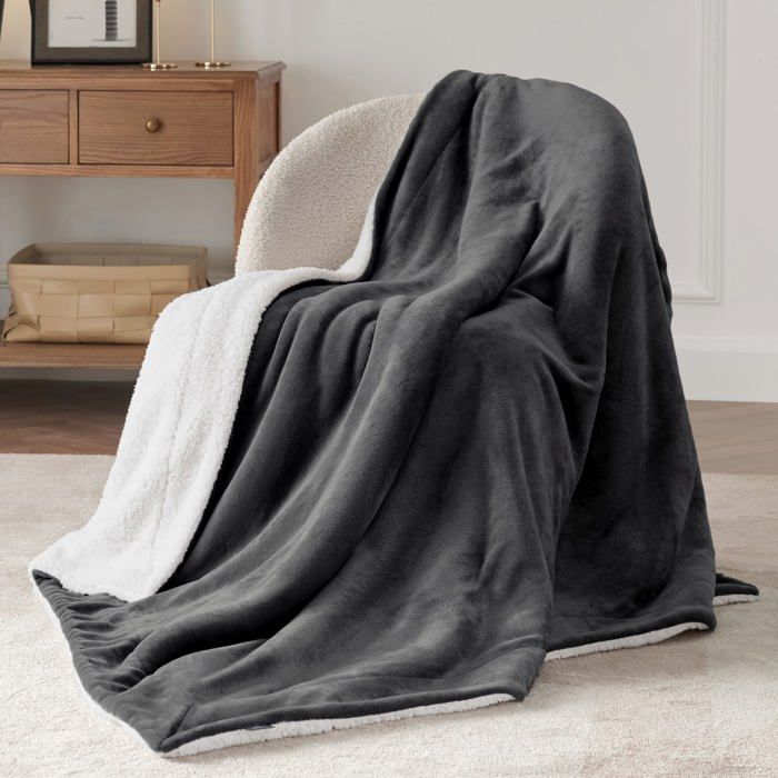 Bedsure - Polaire Sherpa - Plaid - Canapé et Lit - Doux et Chaud - Gris noir - 150x200cm