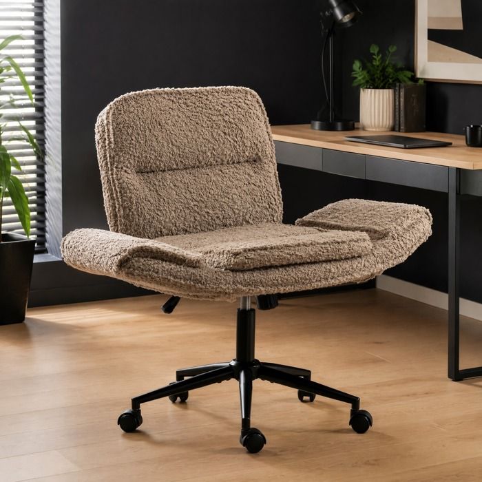 Chaise de bureau pivotante EVRYAE en teddy fleece marron avec accoudoirs rabattables et hauteur reglable