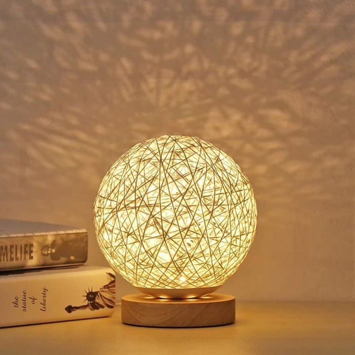 Lampe de table en bois à LED - MICH - Veilleuse de chevet - Boule sphérique en rotin - Abat-jour tricoté à la main