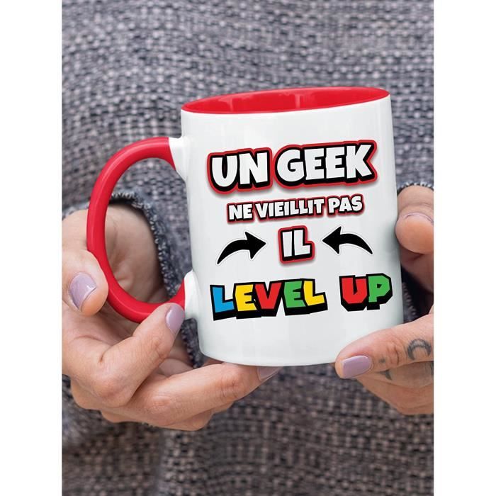 Mug Un Geek Ne Vieillit Pas Il Level Up - Idée Cadeau Collègue