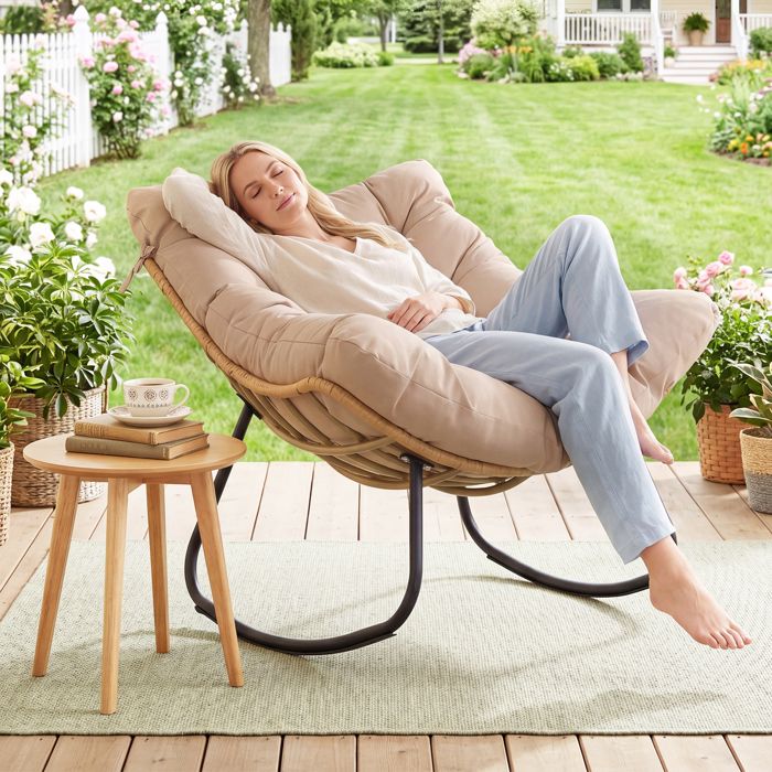 Chaise de Jardin à Bascule COSTWAY Rotin PE Tressé Coussin Beige Extra Large Fauteuil de Jardin Intérieur Extérieur Charge 140kg
