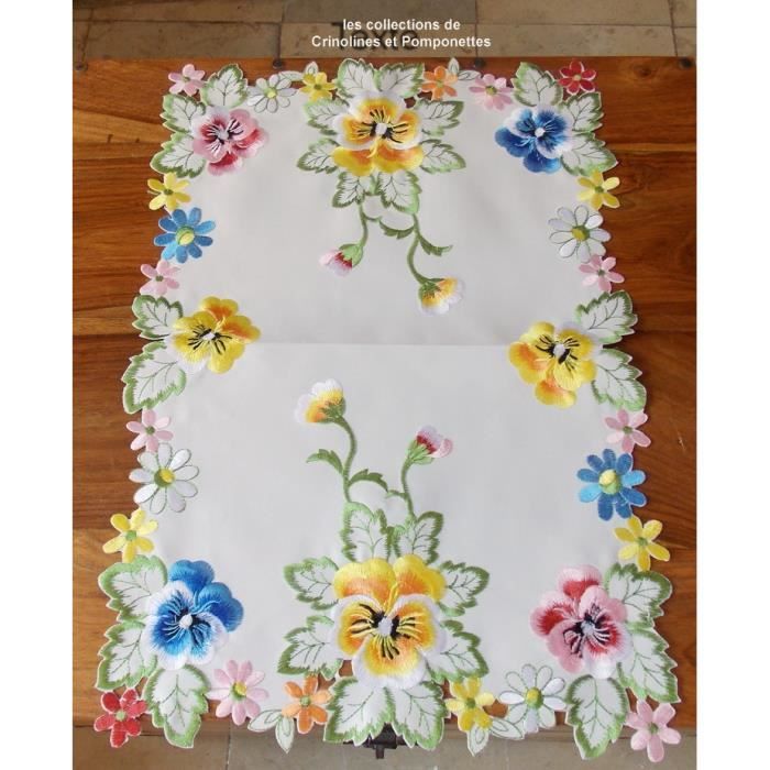 Magnifique napperon brodé floral sur une table photo stock | Creative
