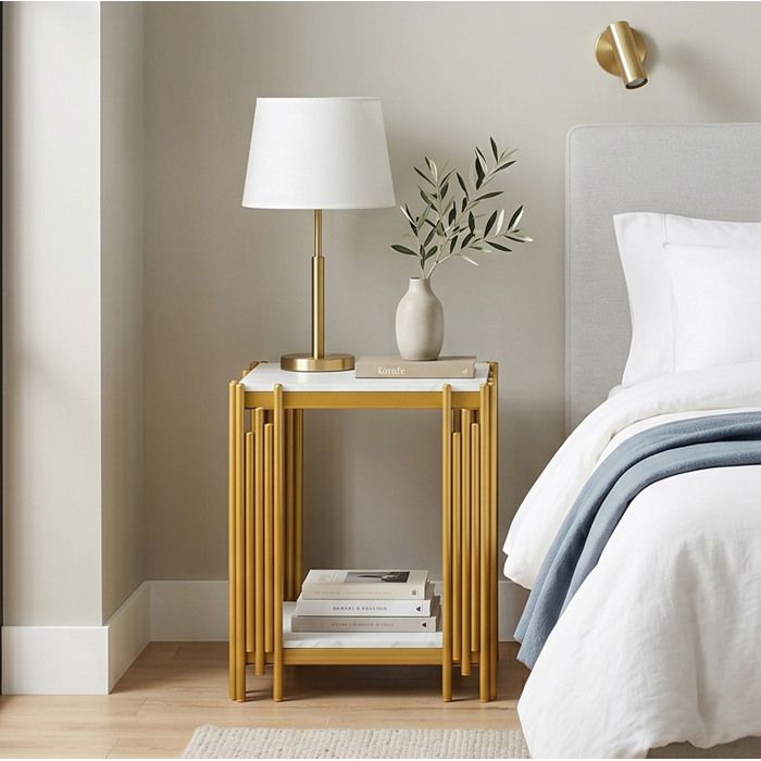 Table dappoint moderne pour chambre ou salon 2 étagères MDF aspect marbre doré et blanc 55x43x40 cm