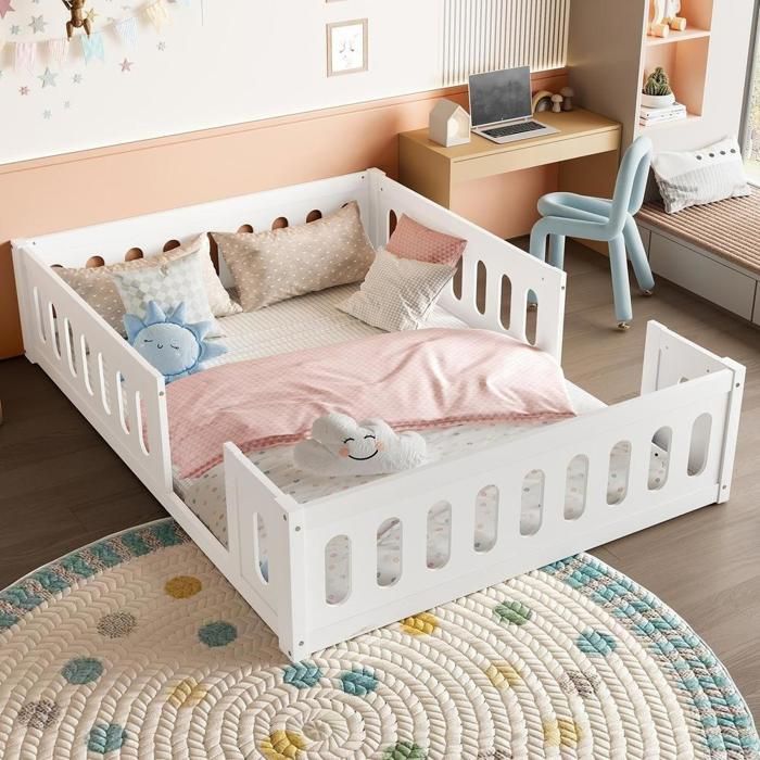 Lit enfant - KOMHTOM - Lit plateforme - 140x200 cm - Bois pin massif - Barrière avec entrée