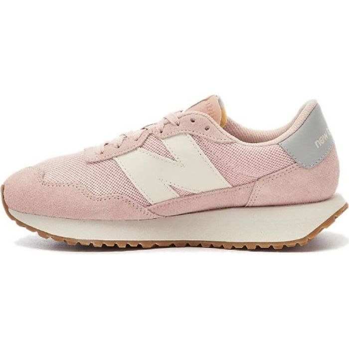 Basket New Balance - Ref. WS237-HL1. Couleur : Rose, Blanc, Gris. Détails. -Tige en maille. -Superpositions de suède. -Marquage en