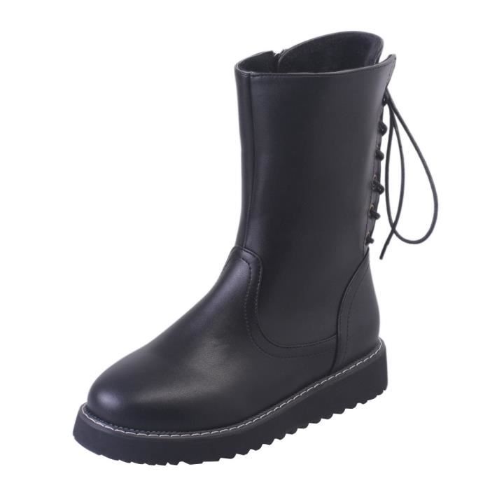 femmes en short cuir et bottes