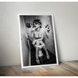 Poster Affiche Girl drinking on toilet WC noir et blanc wall art - A4 (21x29,7cm)-2