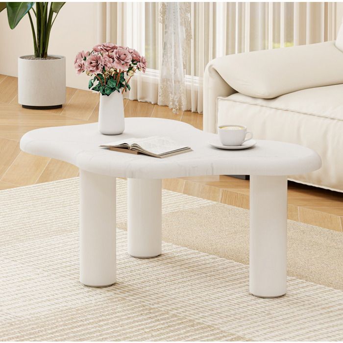 Table basse blanche en forme de nuage avec plateau effet marbre