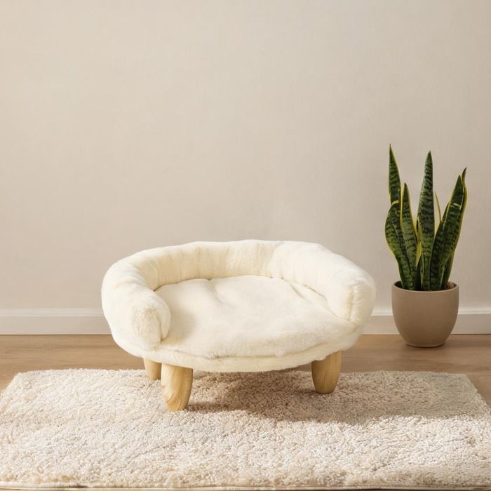 Canapé pour animal XS surélevé en flanelle crème avec pieds bois 47x40x20 cm