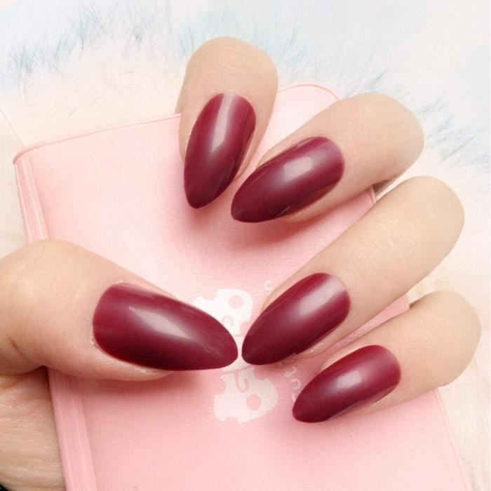 ongles en amande rouge foncé