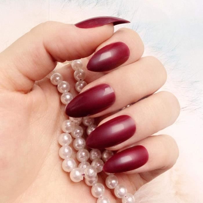 ongles en amande rouge foncé