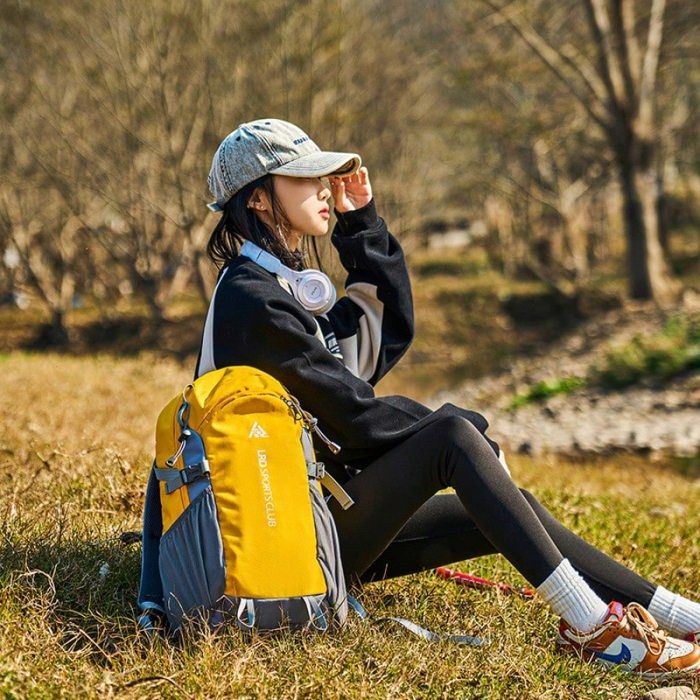 Petit sac à dos de randonnée sac de voyage de 22 L imperméable idéal pour le camping le fitness lescalade et la randonnée.