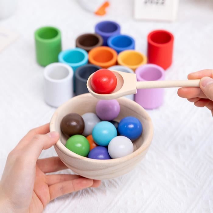 Jouet en bois, poupées sur piquet dans des tasses. Jouets Montessori Jouet en bois, poupées sur piquet dans des tasses. Jouets Montessori