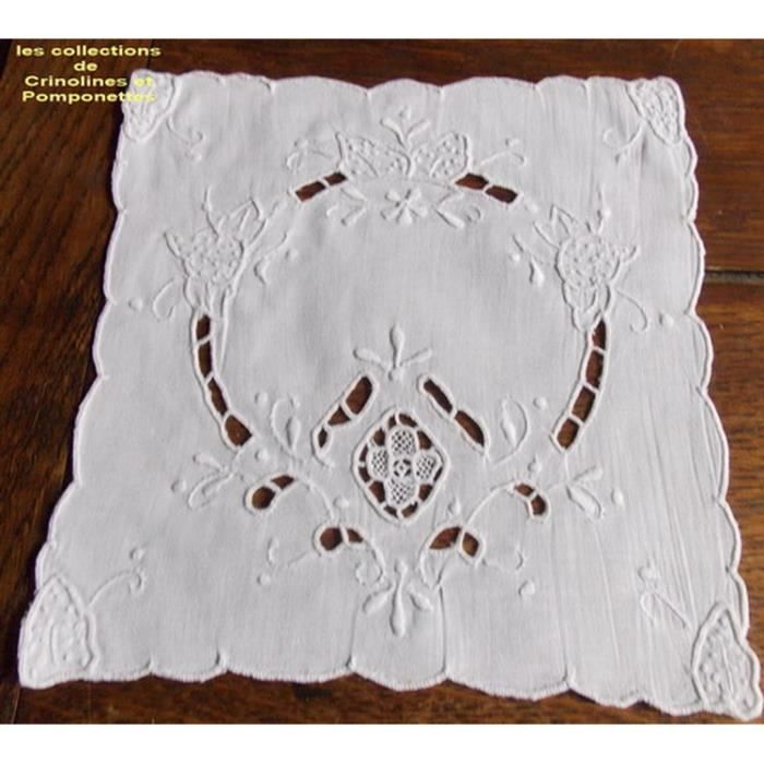 NAPPERONS BRODES MAIN RICHELIEU ET JOURS DE VENISE CARRES DE 20 BLANCS LOT DE 2