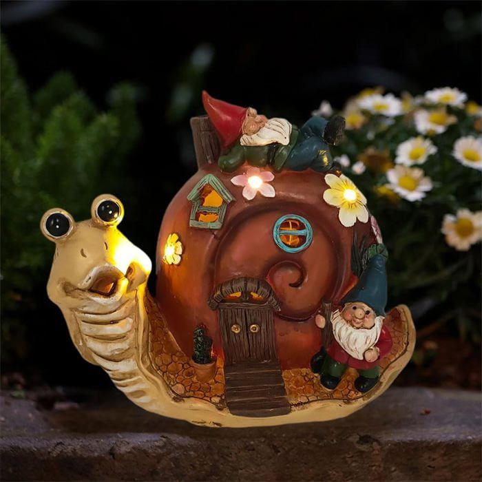 Pia petit escargot en résine avec plume naturelle de Tourterelle - Décoration artisanale unique