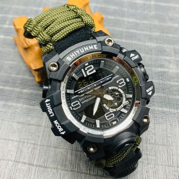 Montre militaire sale avec boussole