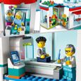 LEGO 60330 City L’Hôpital, Jouet Camion d’Ambulance et Hélicoptère avec 12 Minifigurines, Plaques de Route, Enfants Dès 7 Ans-3