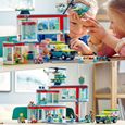 LEGO 60330 City L’Hôpital, Jouet Camion d’Ambulance et Hélicoptère avec 12 Minifigurines, Plaques de Route, Enfants Dès 7 Ans-4