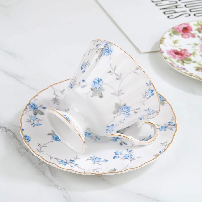 Tasse à café en porcelaine fine de Limoges - Chineries Fleuries Tasse à café en porcelaine fine de Limoges - Chineries Fleuries