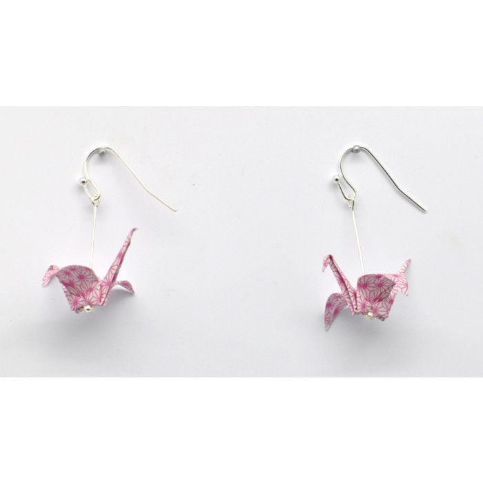 Boucles doreilles grues origami bleues avec des fleurs roses