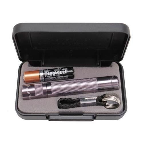 Lampe LED - Maglite - Solitaire - 37 Lumens - Portée 55m - Autonomie 1h45 Lampe LED - Maglite - Solitaire - 37 Lumens - Portée 55m - Autonomie 1h45