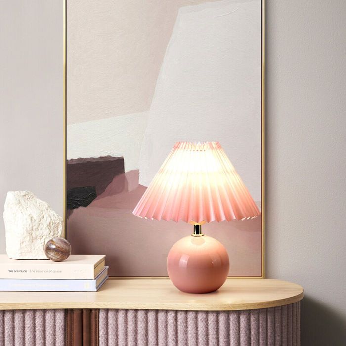 Lampe de table plissée mignonne de style vintage avec base en céramique rose et abat-jour plissé rose