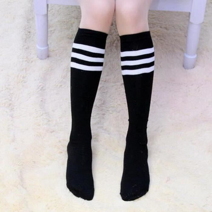 Chaussettes longues blanches sales