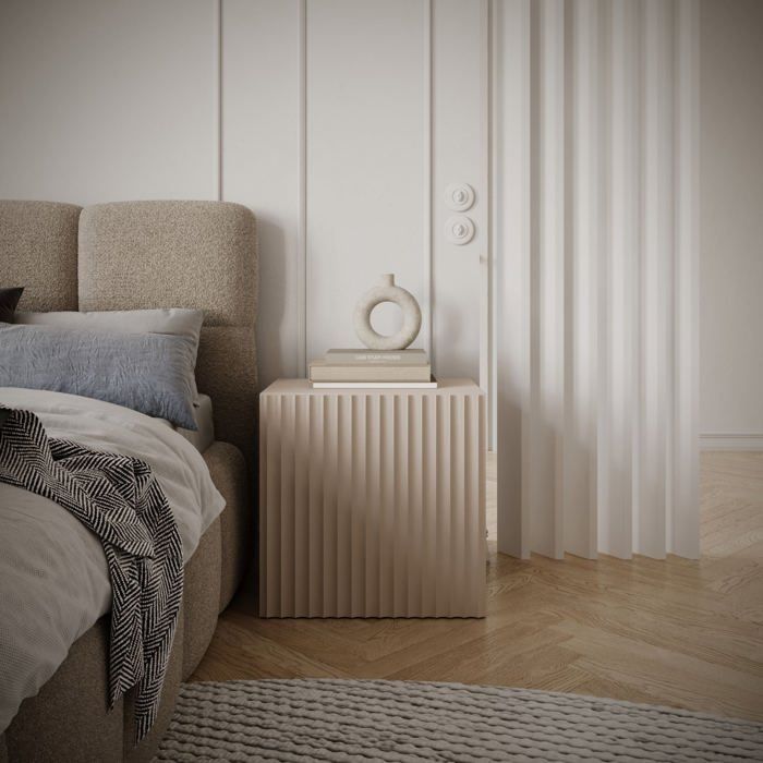 Table de chevet 1 porte avec façade à lamelles rainurées – SUNDS – 50 cm – beige cachemire