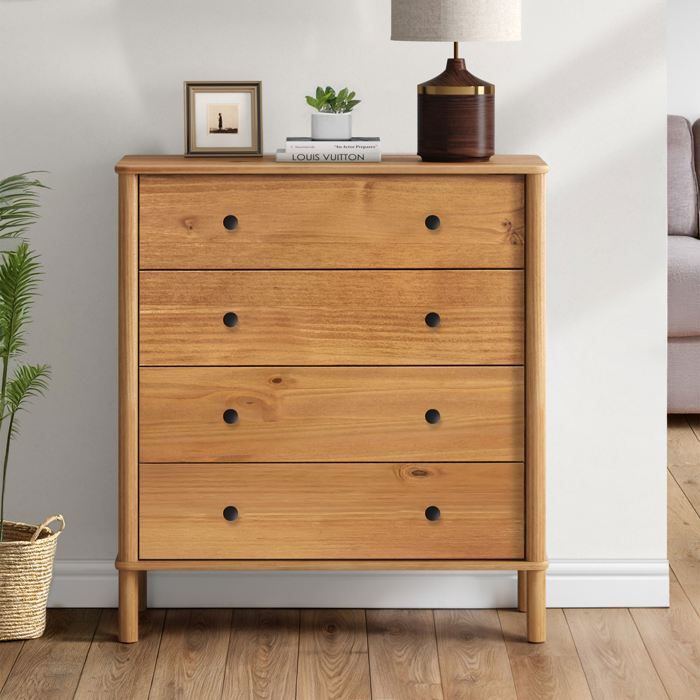Commode chambre APOANA H 99 cm 4 tiroirs en bois massif coloris chêne meuble de rangement pour vêtements Commode chambre APOANA H 99 cm 4 tiroirs en bois massif coloris chêne meuble de rangement pour vêtements