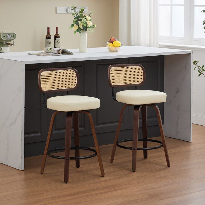 VLIVRA Lot de 2 tabourets de bar avec dossier en cannage et assise pivotante 360° pour îlot de cuisine en simili cuir beige
