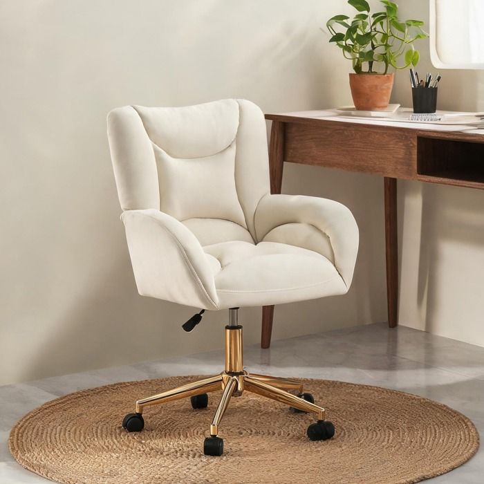 Fauteuil de bureau pivotant en velours warm beige avec base dorée et hauteur réglable