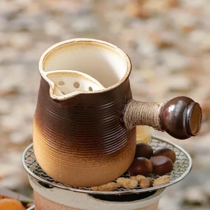 Théière en porcelaine avec infuseur à thé et infusion