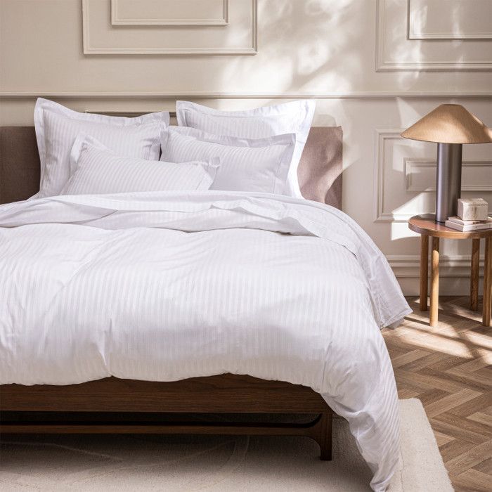 Drap Plat Prestige 100% Satin de coton Peigné avec fines rayures / 120 fils /cm² Coton Pur - 270x300 Drap Plat Prestige 100% Satin de coton Peigné avec fines rayures / 120 fils /cm² Coton Pur - 270x300