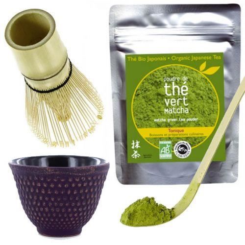 Au japon, le thé vert matcha est dosé à la cuillère en bambou et battu au fouet dans une tasse en fonte noir & violet lors de la