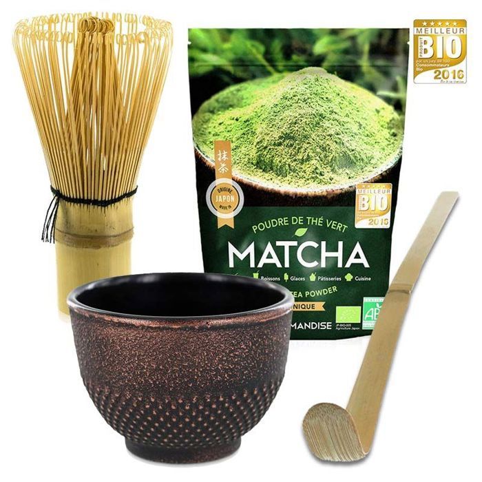 Au japon, le thé vert matcha est dosé à la cuillère en bambou et battu au fouet dans une tasse en fonte noir & violet lors de la