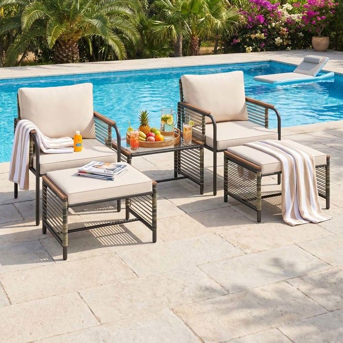 Ensemble table chaises de jardin 2 personnes - Avec coussins et repose-pieds - Structure en métal - Plateau en verre - Beige