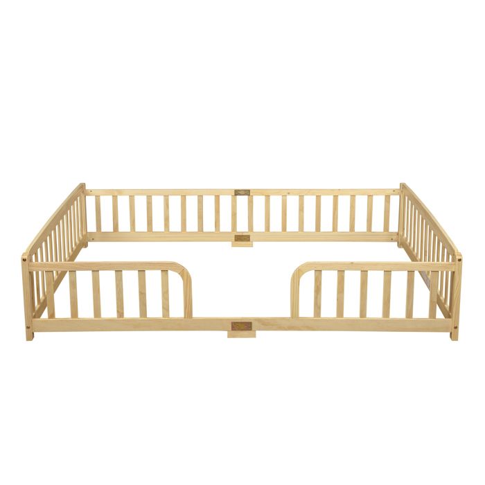 Lit de sol enfant 140 x 200 cm en bois naturel avec barrières et entrée centrale arrondie