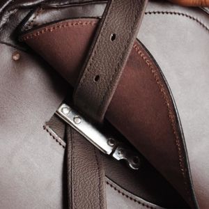 Cheval Selle Set 17,5/" en Cuir Véritable Marron Couverture étriers Ceinture tour de taille NEUF