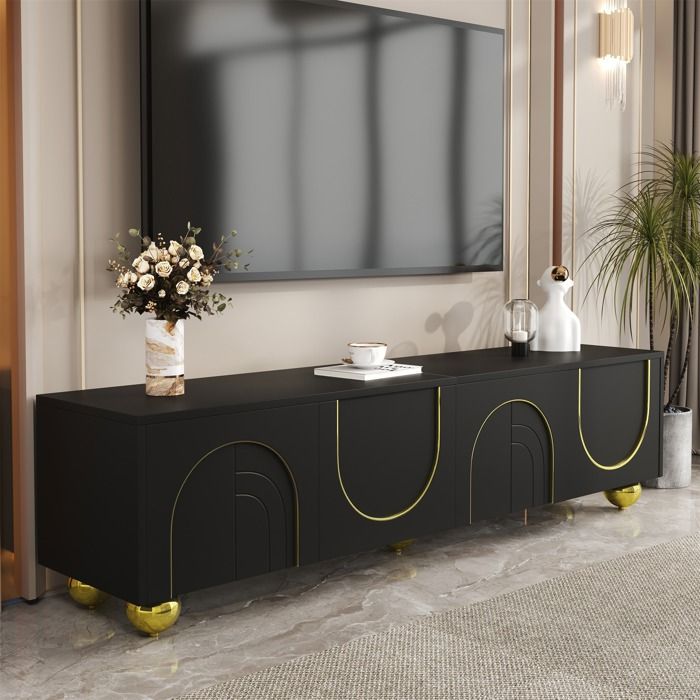 Meuble TV bas portes texturées ornements dorés pieds ronds dorés comprenant des étagères mécanisme douverture par simple pression.