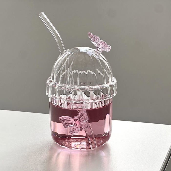 Verre rose en forme de papillon avec couvercle et paille adorable motif papillon 3D dans un style vintage français.
