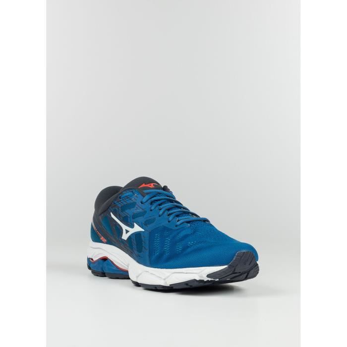 Scarpa da running progettata per medio-lunghe distanze. Ideale per runner neutri. Tomaia senza cuciture offre comfort