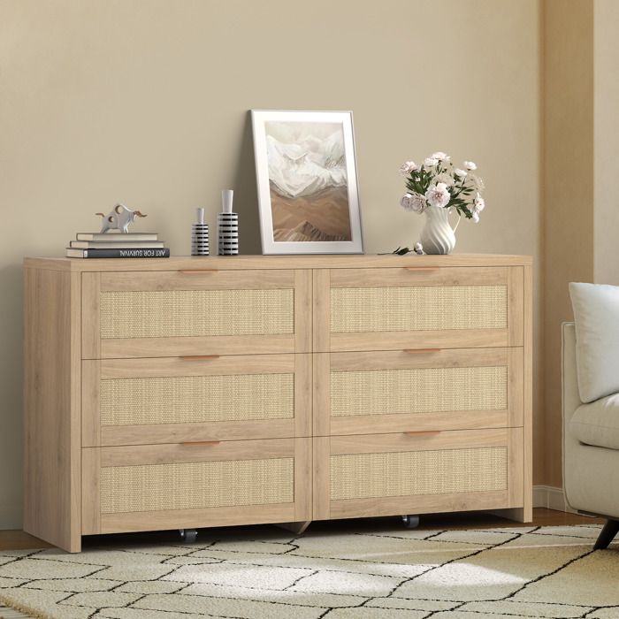Garvee Commode en Rotin 6 Tiroirs Chêne Clair - Meuble Rangement Bohème sur Roulettes avec Poignées Dorées - 144 x 45 x 80 cm