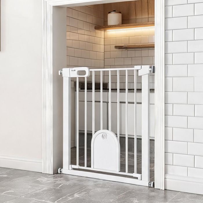 Barrière de sécurité en acier blanc avec porte automatique et trappe chat réglable 75-82 cm