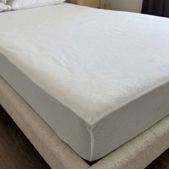 Protège matelas bouclette imperméable - bonnet 27 cm 120x200 - Blanc - Terre de Nuit Protège matelas bouclette imperméable - bonnet 27 cm 120x200 - Blanc - Terre de Nuit