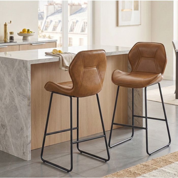 Lot de 2 tabourets de bar AESVAR avec dossier simili cuir marron cognac et métal noir hauteur d’assise 65 cm