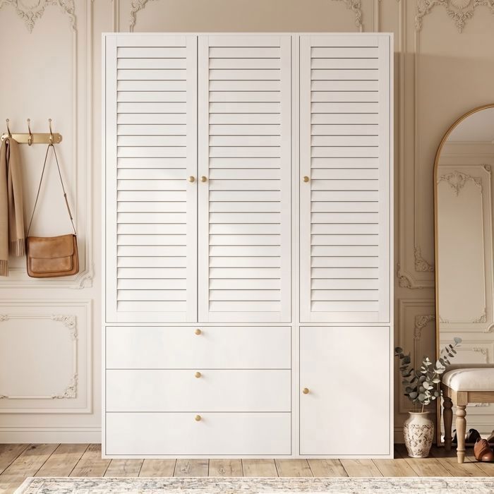 Armoire Chambre 3 Portes Persiennes - avec 3 Tiroirs 2 Tringles et Porte-Pantalons - 135 x 50 x 200 cm Armoire Chambre 3 Portes Persiennes - avec 3 Tiroirs 2 Tringles et Porte-Pantalons - 135 x 50 x 200 cm