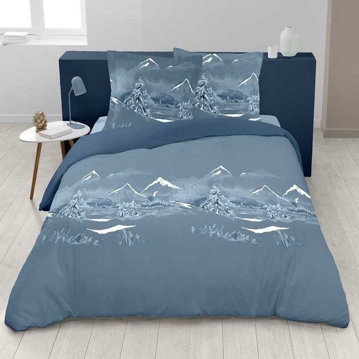 ALPES BLANC - Parure de lit Nuit des Alpes - Motif montagne bleu et blanc 100 % coton taie(s) drap housse et drap plat 140x190 cm ALPES BLANC - Parure de lit Nuit des Alpes - Motif montagne bleu et blanc 100 % coton taie(s) drap housse et drap plat 140x190 cm