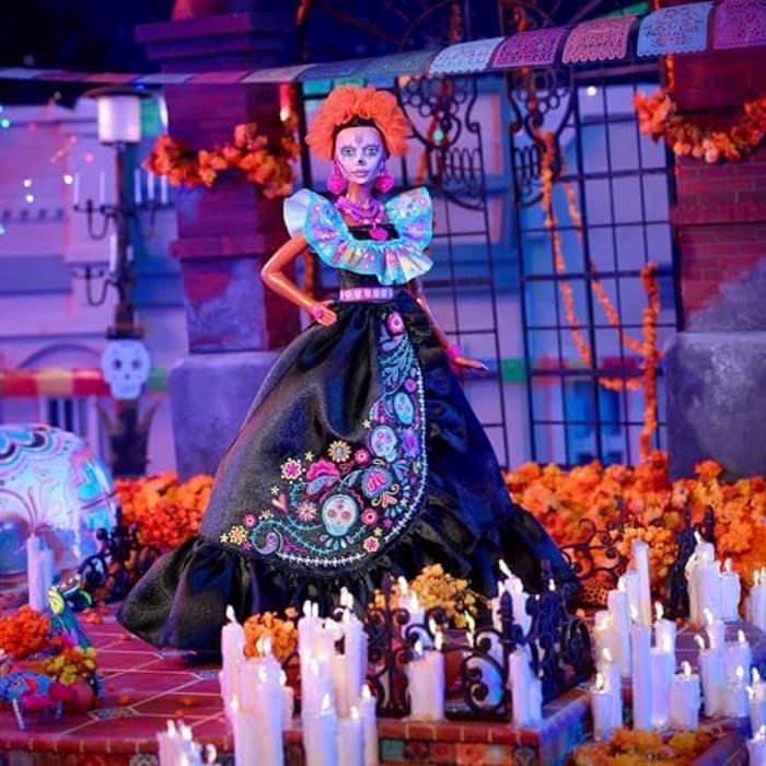 Barbie Día de Muertos 2024 Poupée signature Barbie à collectionner en robe noire avec haut bleu à volants, imprimé brodé et accessoires colorés. HRM72
