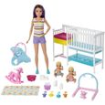 Barbie Famille coffret Chambre des jumeaux, poupée Skipper baby-sitter aux cheveux châtains, 2 figurine d'enfants et accessoires,-0
